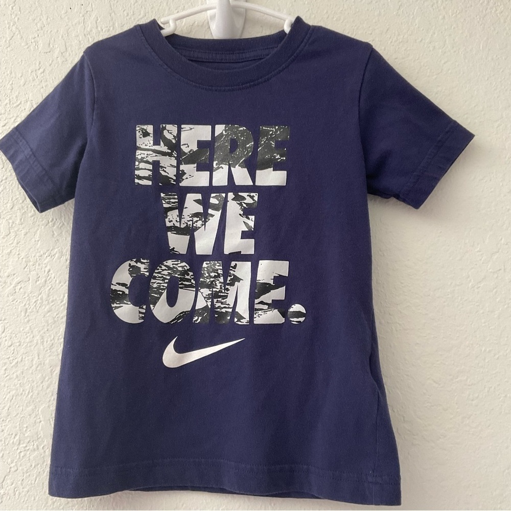 NIKE BOYS SWOOSH ‘HERE WE COME’ SHORT SLEEVES T-SHIRT